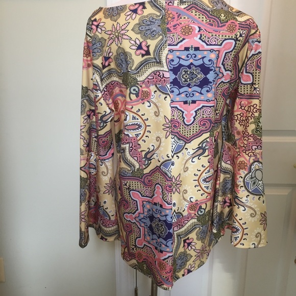 Flowy poly stretch yellow bell sleeve tunic - Picture 2 of 7